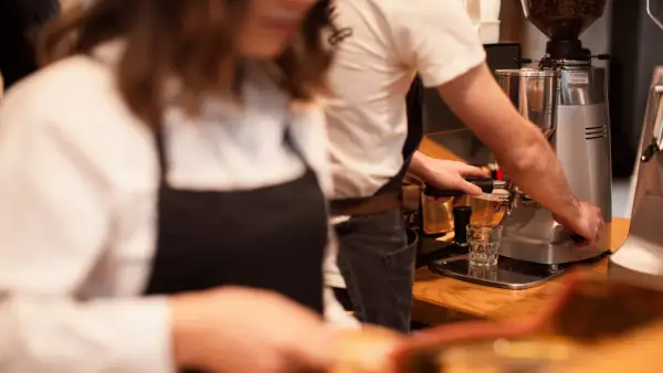 Barista preparando café, parte del proceso de seleccion personal hosteleria.