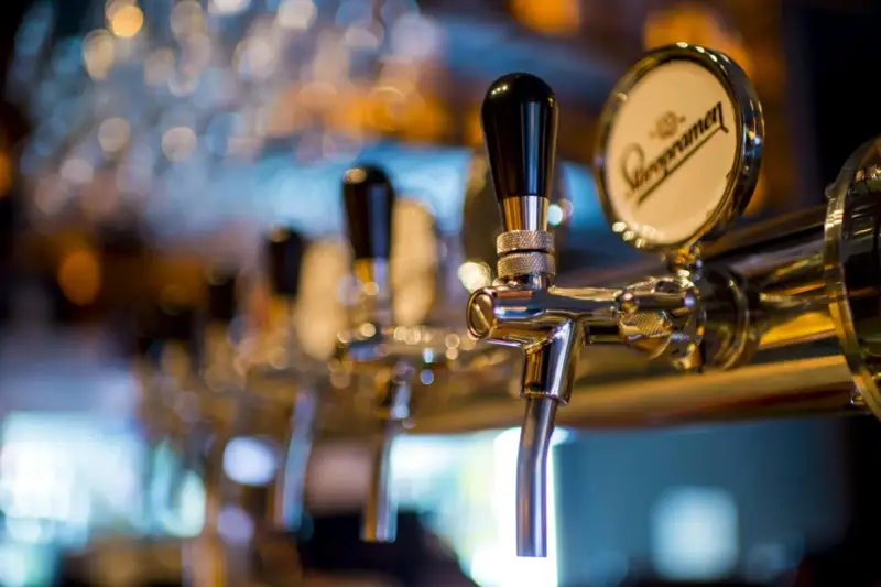 Grifos de cerveza en un bar, listos para servir. Un detalle que evoca el ambiente de un traspaso de bar exitoso.
